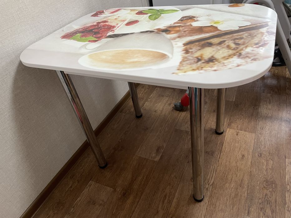 Продам кухонный стол