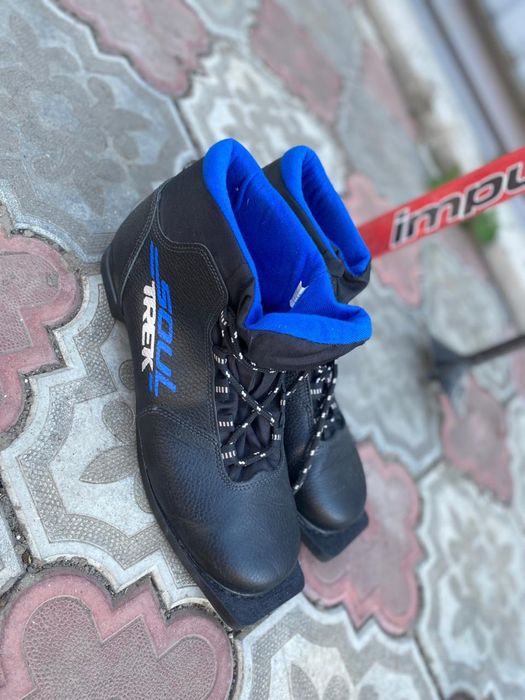 Продам лыжи ботинками и палками.