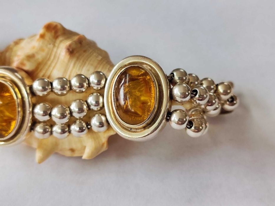 Сребърна гривна с кехлибар