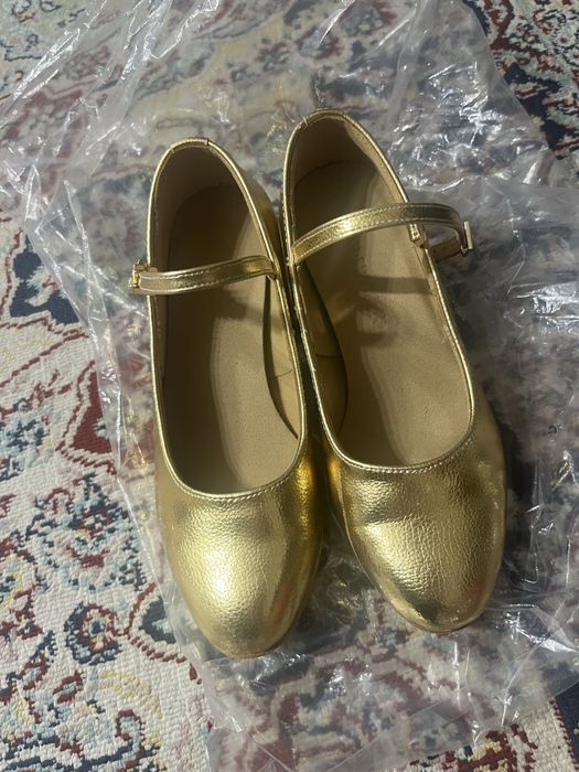 Танцевальные туфли золотистого цвета