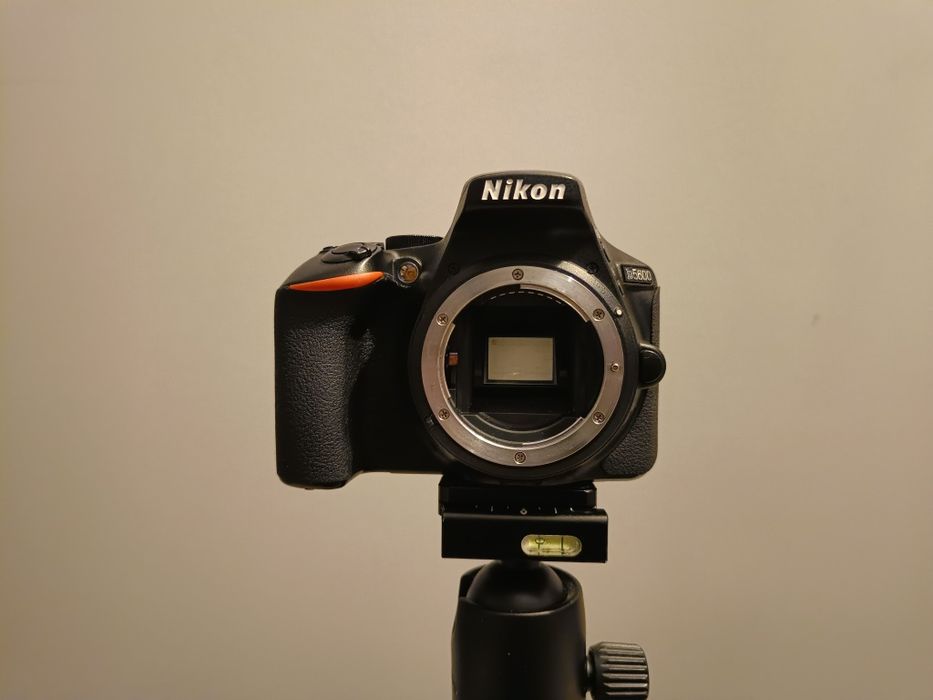 Nikon D5600 + obiectiv kit