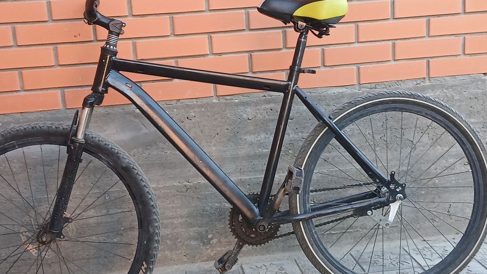 Велосипед черного цвета