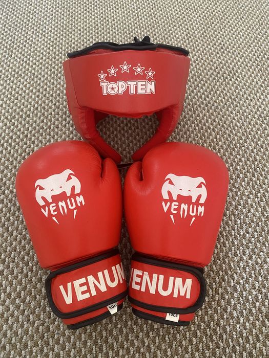 Боксерские перчатки , шлем