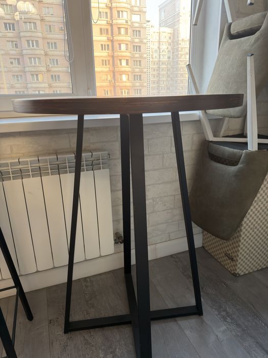 Продам барный стол со стульями