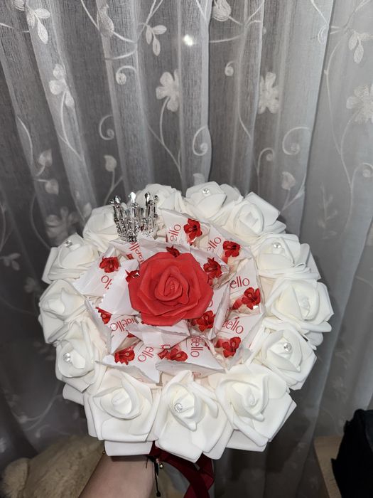 Aranjament cu flori si dulciuri