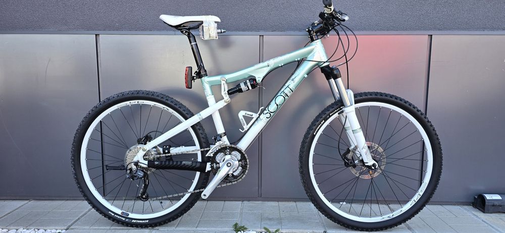 Скот с 2 амортисьора. Нов 26ц.L разм.