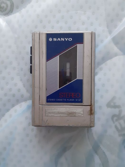 Vând casete și reportofon