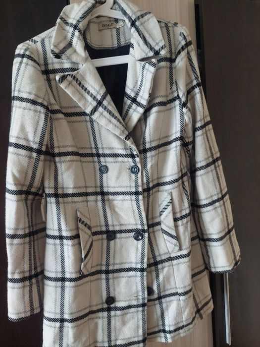 Стилно дамско палто в каре