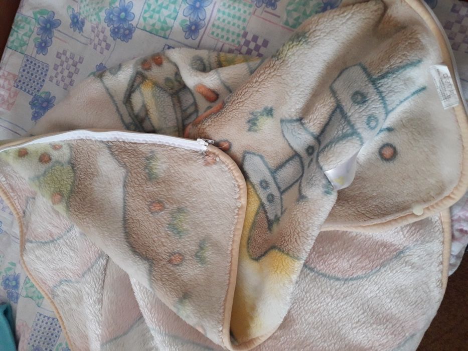 Одеялце с цип и копчета става за повиване на детето