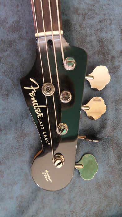 Продам бас гитару Fender