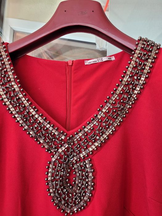 Rochie rosie cu margelute
