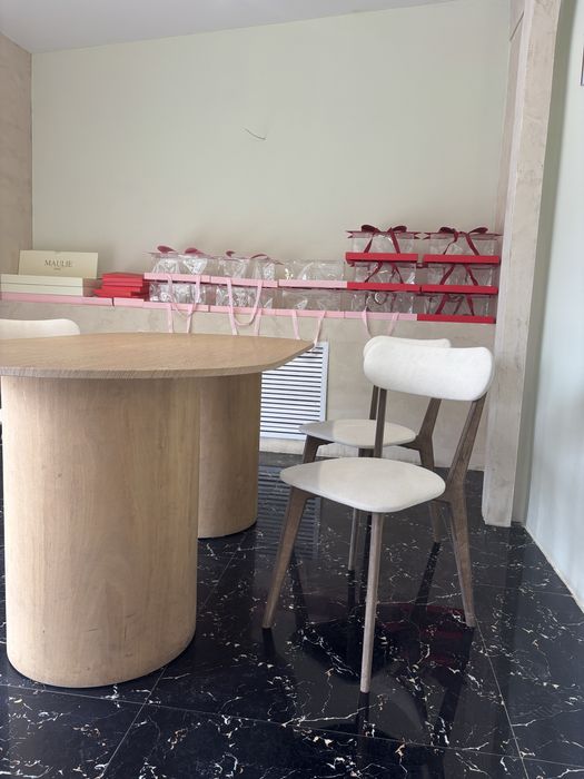 Стол и стулья в отличном состоянии