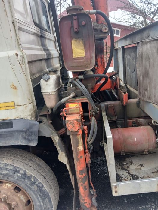 Camion Iveco cu macara