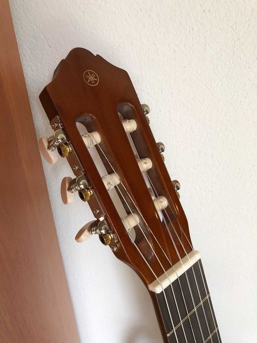 Chitara Yamaha C40; Acustica Clasica Nylon 4/4 cu Stativ si Corzi extra