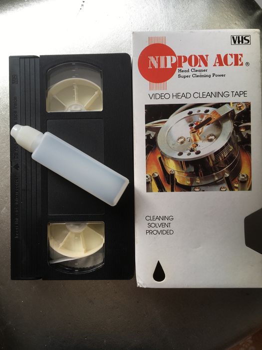 Casete vhs si de curățare capete cu recipient lichid spalare .