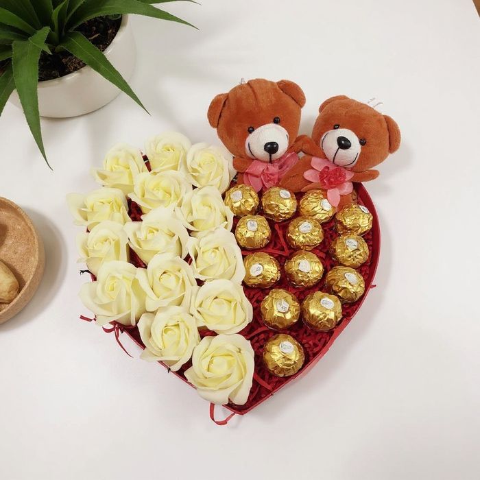 Элитный подарочный бокс с цветами и шоколадом Ferrero