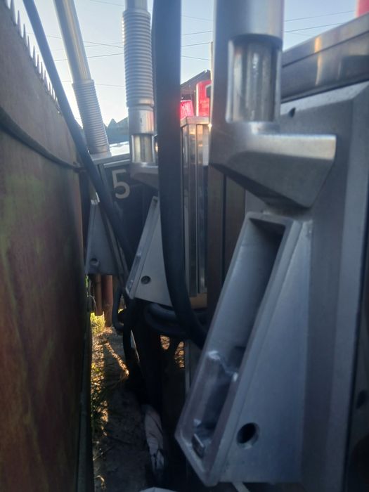 Запровочный бензоколонка