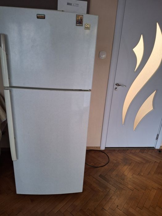 Продавам хладилник Деу но фрос