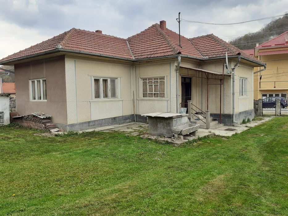 Vanzare casa cu anexe si teren