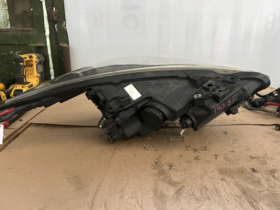 Far stanga cu lupa Hyundai I40 2016