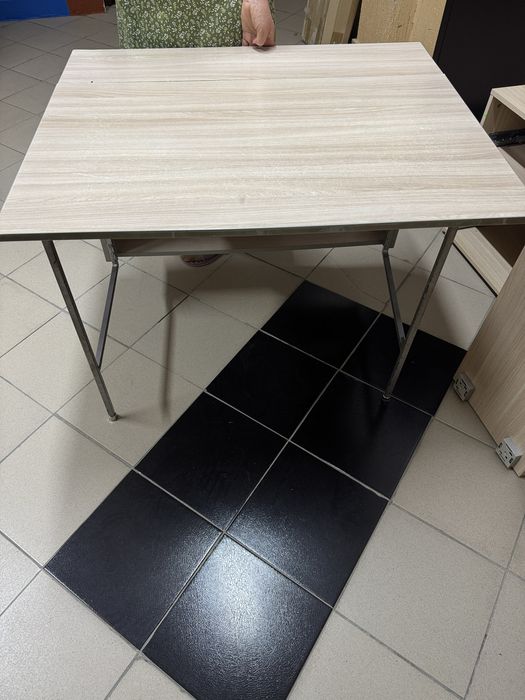 На стенный стол