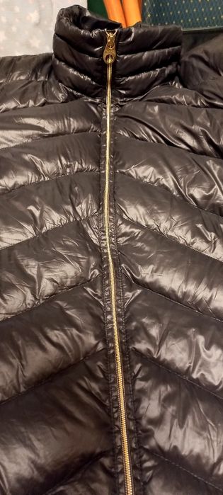 Vând jaketa cu puf Kalvin klein