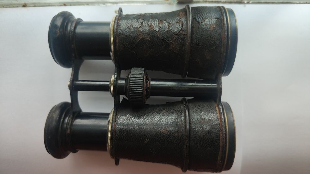 Binoclu vechi cu busolă – „8 Verres” – model militar/marină, piesă de
