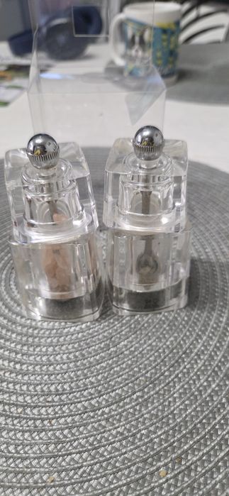 Механичка мелничка за сол и черен пипер