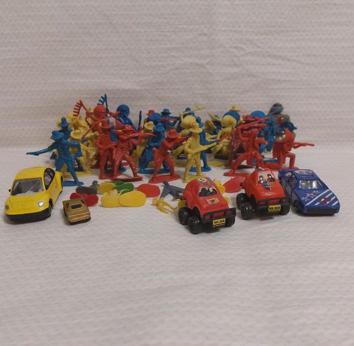 Разные  фигурки солдатиков.