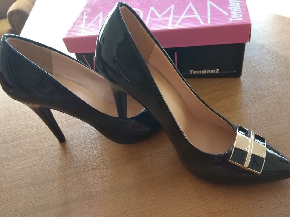 Нови обувки лачени черни на Тенденз