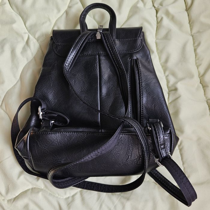 Дамска кожена малка раница,Нова.15€