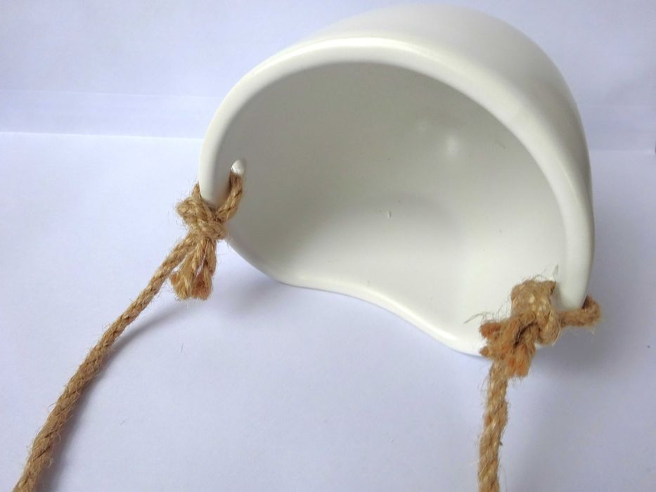 Нова бяла ваза за стена