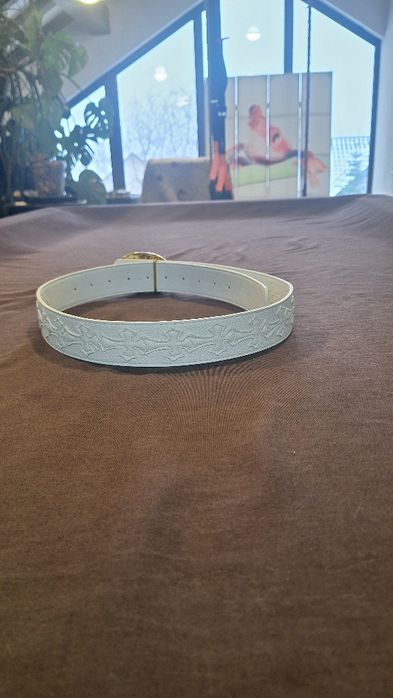 Curea chrome hearts alba cu catarama aurie