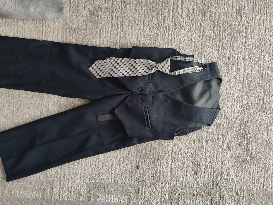 Продам костюм тройку на мальчика