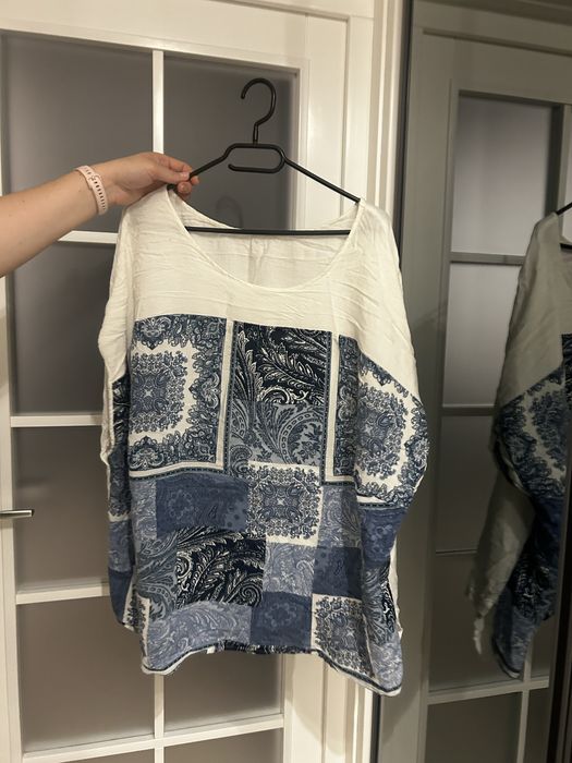 Bluză albă cu imprimeu albastru, model lejer