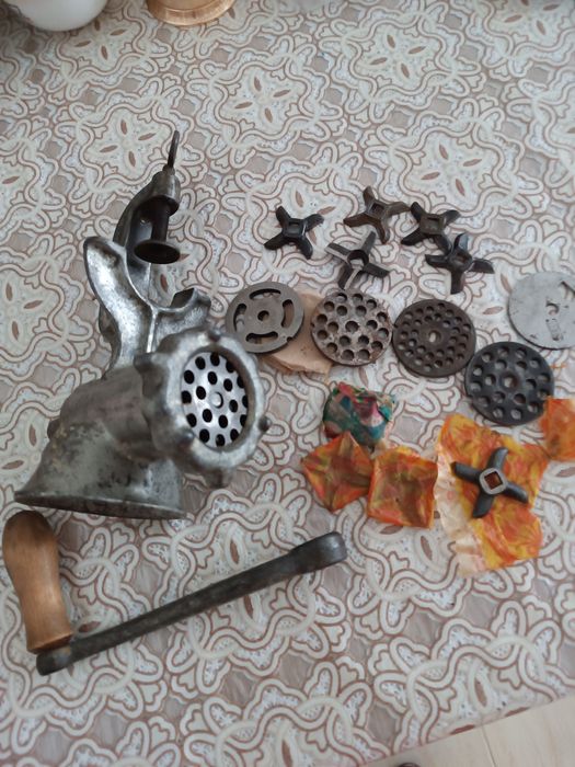 Продам  советскую  мясорубку  .