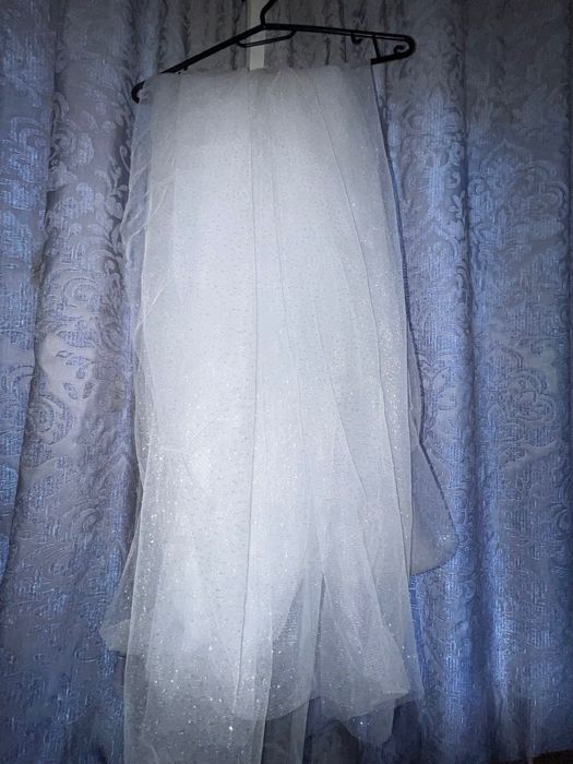 Vând voal de mireasă cu sclipici nou!