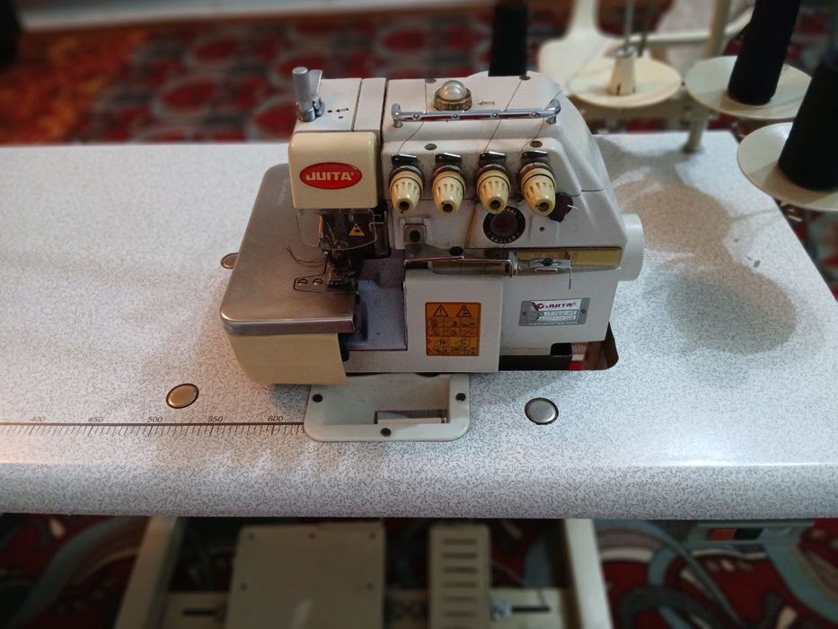 Averlok tikuv mashinasi.