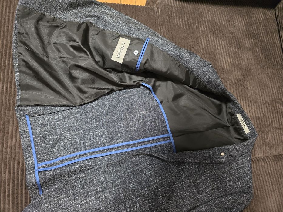 Костюм: сако, панталон и 2 ризи MONNI