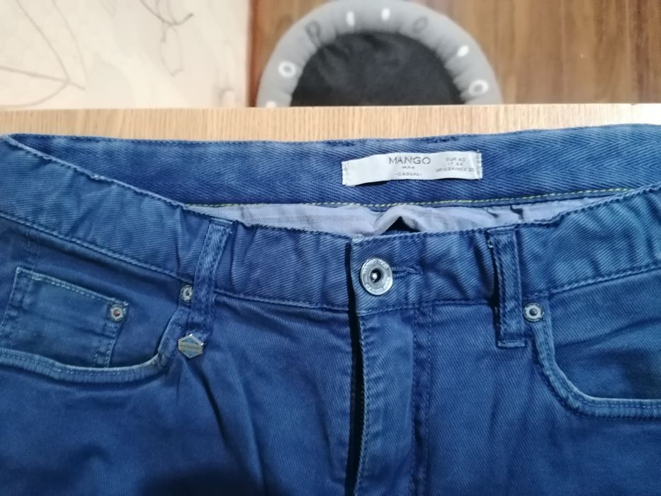Vând pantaloni Mango