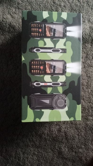 Мобилен телефон Yeemi Q9 с 4 SIM карти За възрастни хора, лов, риболов