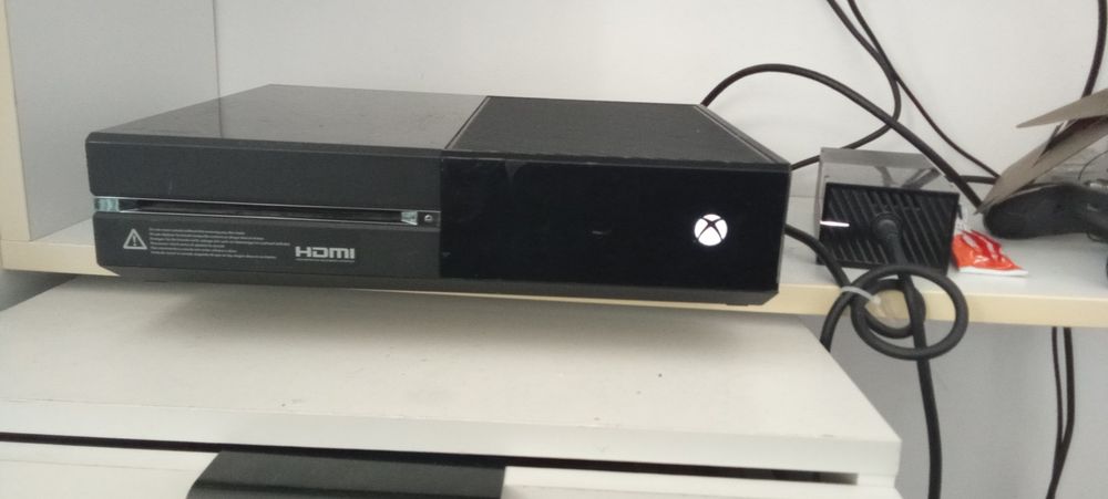 Vând Xbox one+ volan Ferrari și scaun cu pedale