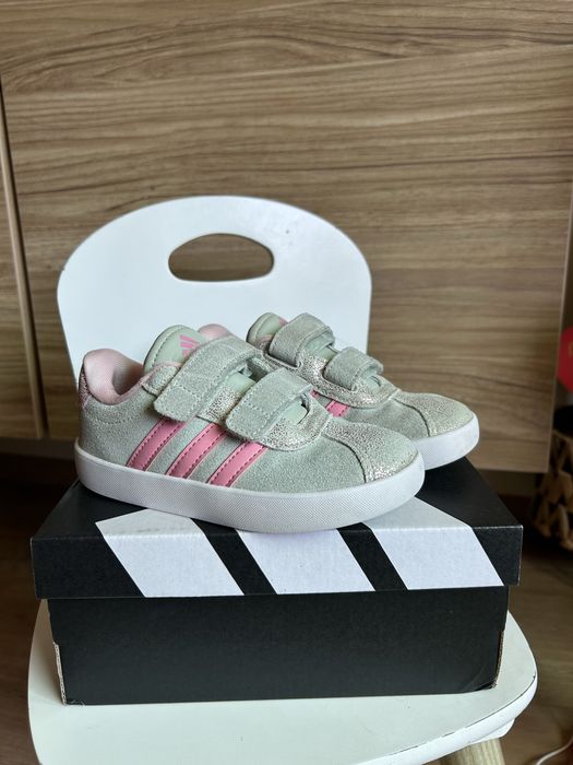 Обувки adidas за момиче