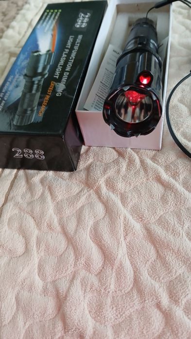 Lanterna  cu electrosoc si laser