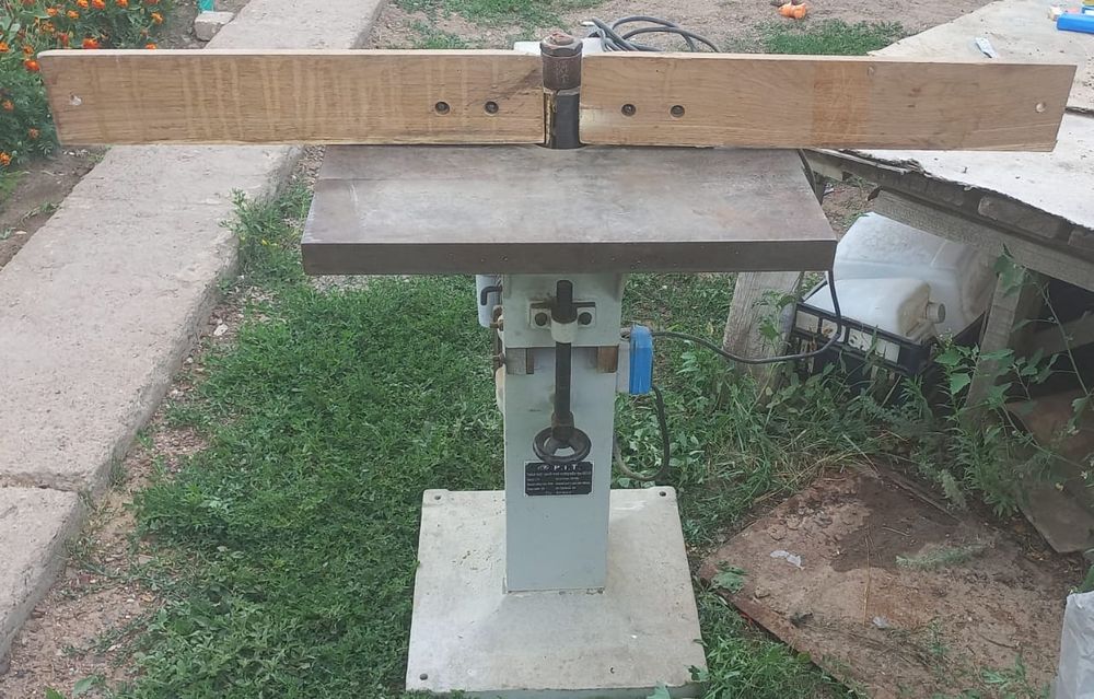 Фрезерный стационарный станок по дереву.