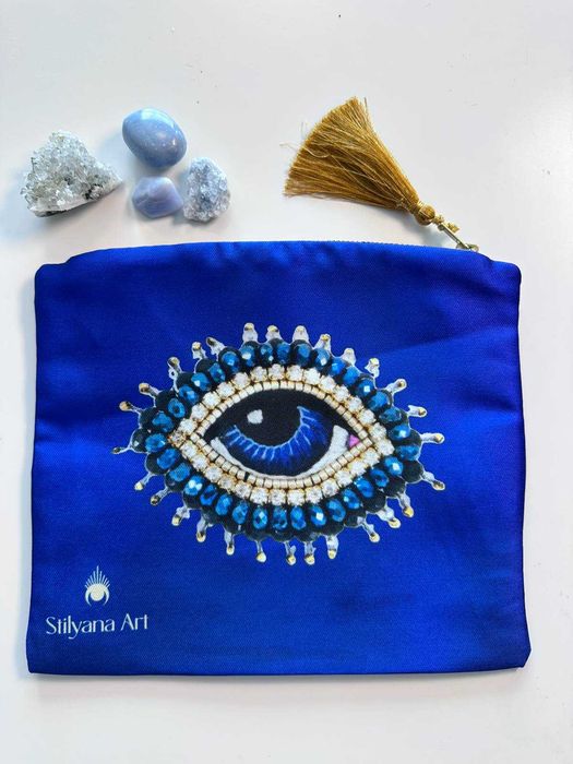 Специален несесер със символика за гримове, аксесоари