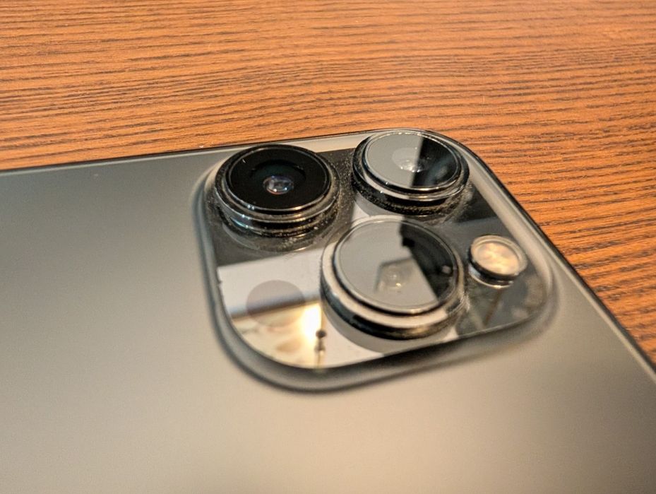 iPhone 13 pro 256 GB space grey в много добро състояние. С кутията.