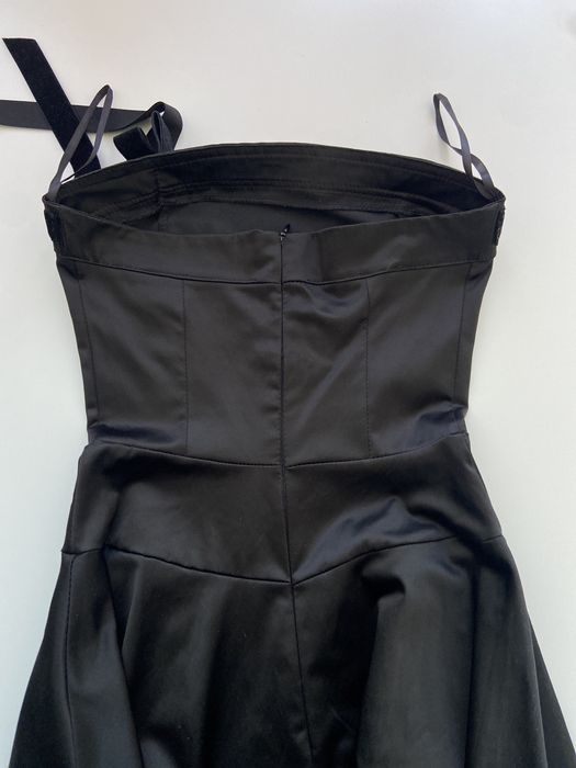 rochie neagră elegantă fără bretele