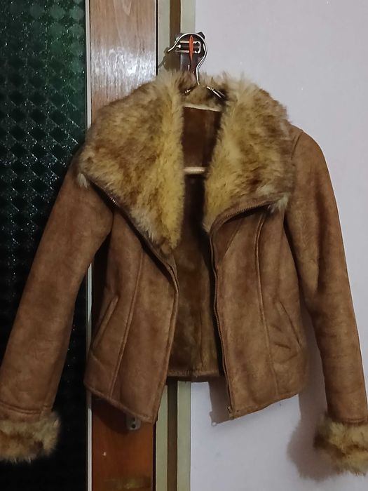 Haina eleganta din piele intoarsa cu blana naturala