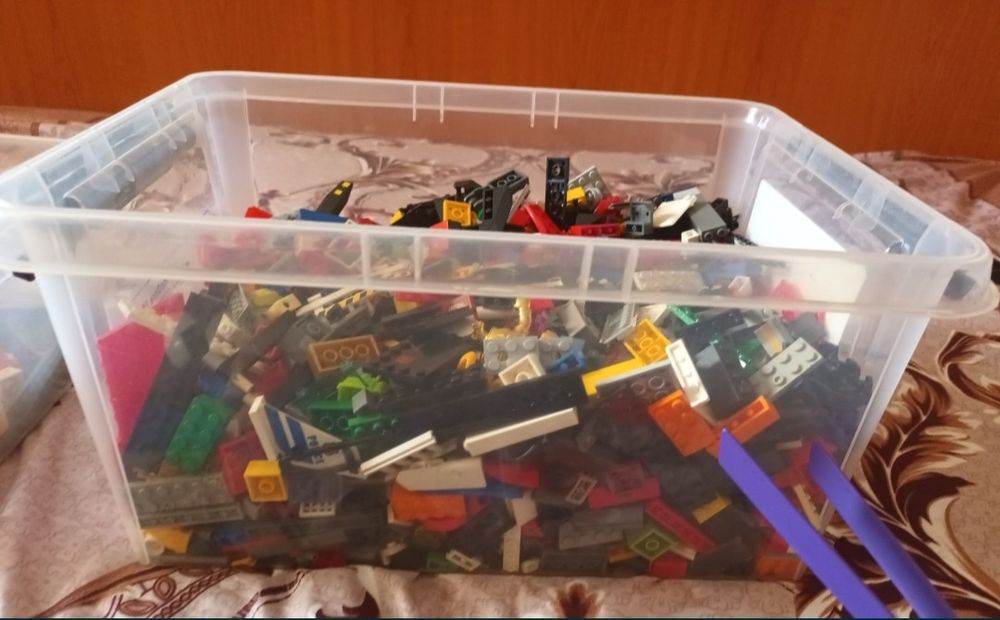 Vând două cutii cu piese lego,personaje Star Wars